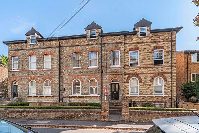 2 Bedroom Flat For Sale In Queens Road, Twickenham, TW1