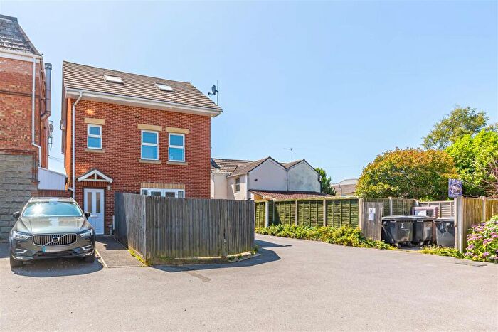 4 Bedroom Detached House To Rent In Detached, Modern House For Lond Term Rent In Melgate Close, BH9