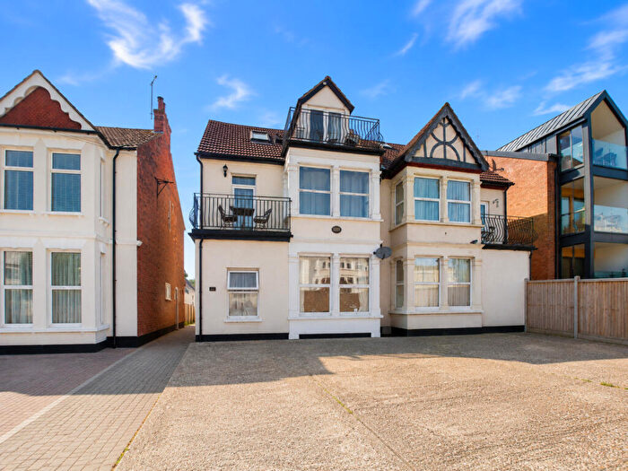 2 Bedroom Apartment For Sale In Grosvendor Road, Westcliff-on-Sea, SS0