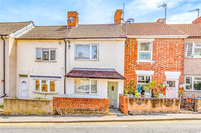 3 Bedroom Terraced House For Sale In Eastcott Hill, Swindon, SN1