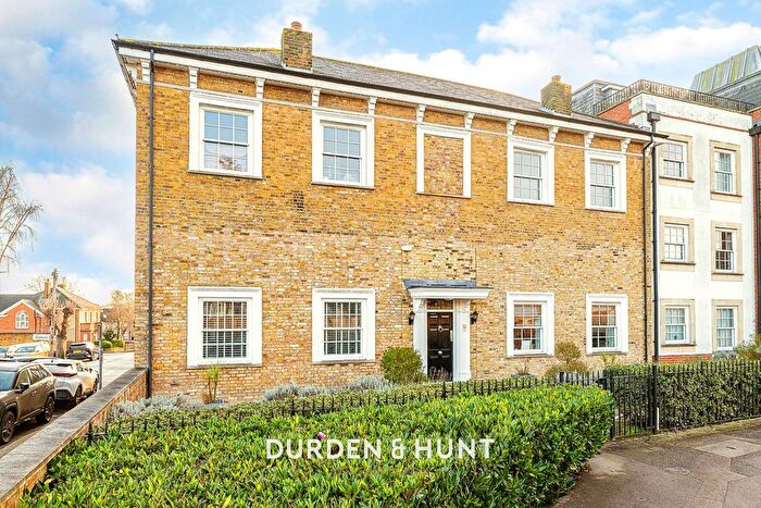 2 Bedroom Flat To Rent In Percival House, Woodford Green, IG8