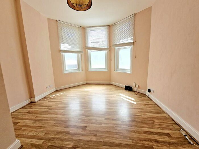 2 Bedroom Flat To Rent In Frobisher Road, Turnpike Lane, N8
