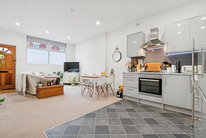 2 Bedroom Flat To Rent In Cavendish Road, London, SW12