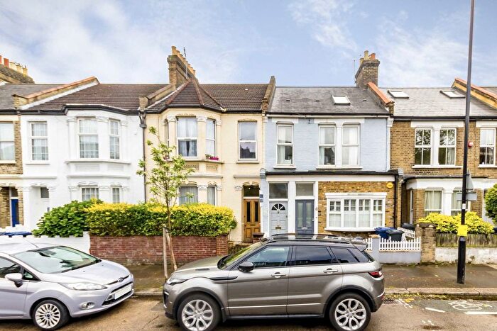 3 Bedroom Flat To Rent In Acton Lane, London, W3