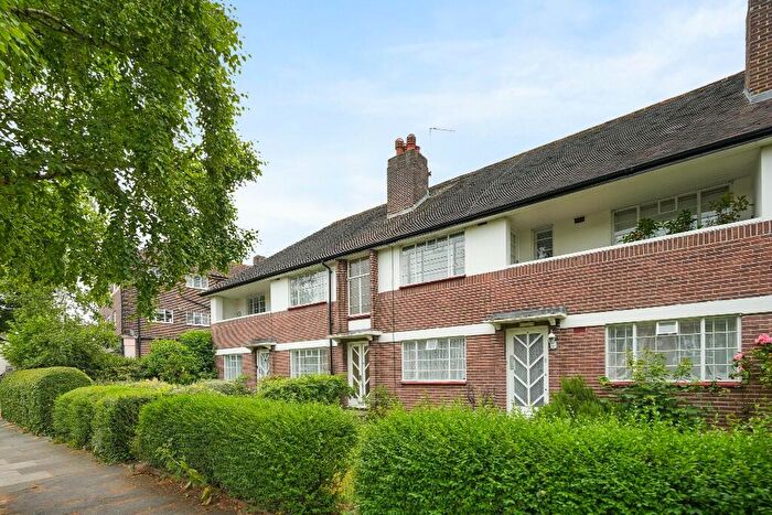 2 Bedroom Flat To Rent In Warwick Court, Ossulton Way, London, N2