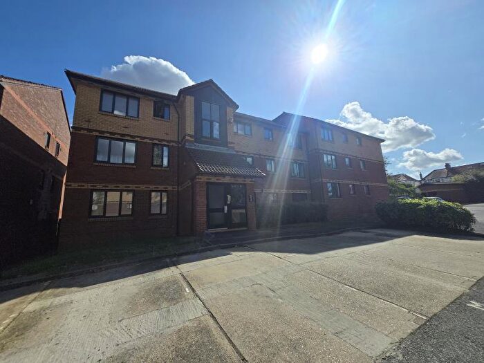 2 Bedroom Flat To Rent In Medesenge Way, Palmers Green, N13