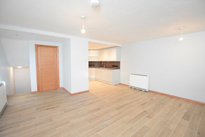 2 Bedroom Flat To Rent In Woodside Park Road, London, N12