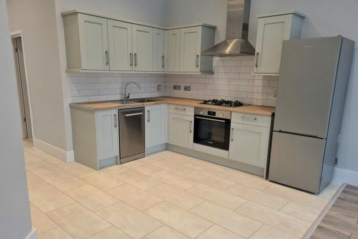 2 Bedroom Flat To Rent In Market Terrace, Brentford, TW8