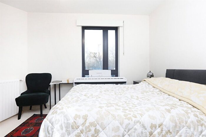 2 Bedroom Flat To Rent In Fisher Close, Rotherhithe, London, SE16