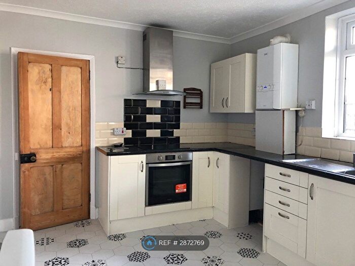 2 Bedroom Flat To Rent In York Road, Guildford, GU1