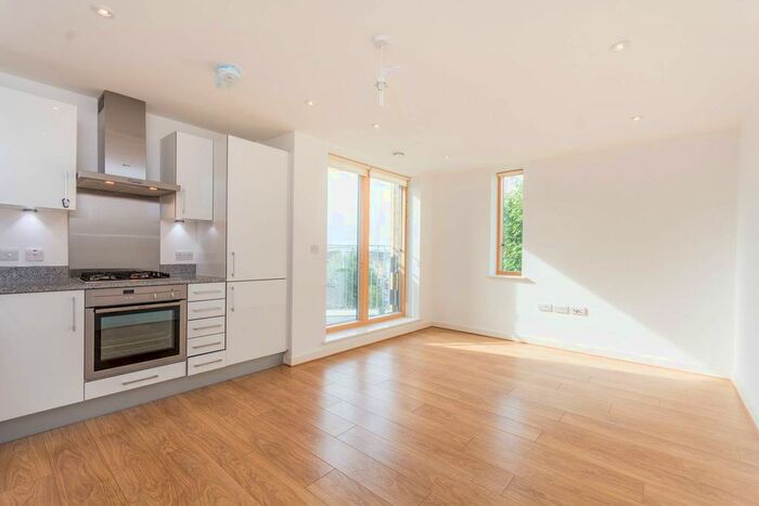 2 Bedroom Flat To Rent In Green Lanes, Stoke Newington, London, N16