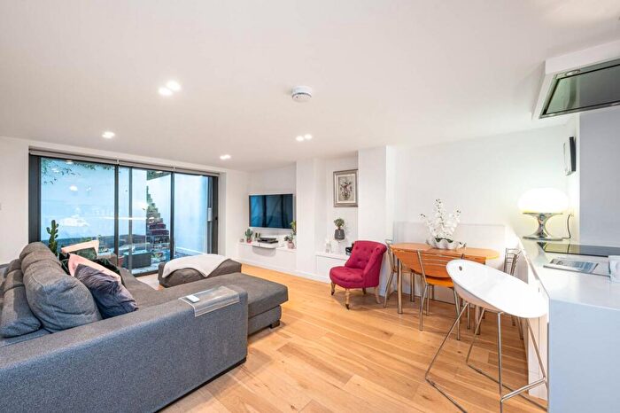 3 Bedroom Flat For Sale In Belsize Avenue, Belsize Park, London, NW3