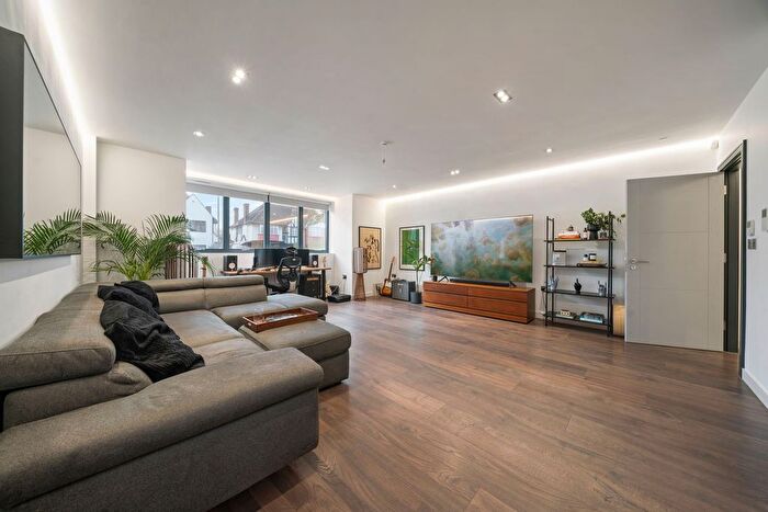 2 Bedroom Flat To Rent In Sharel Court, The Ridgeway, London, NW11