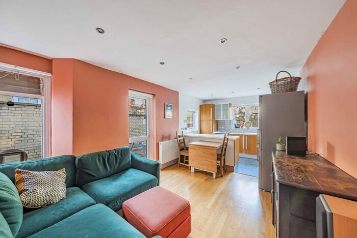 2 Bedroom Flat To Rent In Lausanne Road, Harringay, London, N8