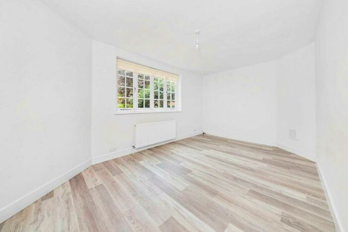 2 Bedroom Apartment To Rent In Dekker Road, Dulwich, London, SE21