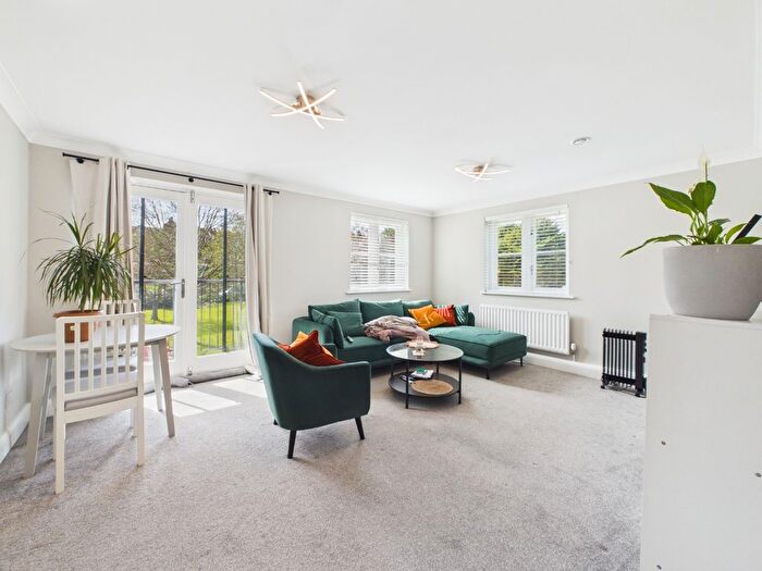 2 Bedroom Flat For Sale In Pump House Close, Bromley, Kent, BR2