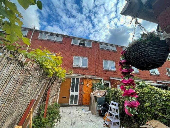 3 Bedroom House To Rent In Hooks Close, Peckham, London, SE15