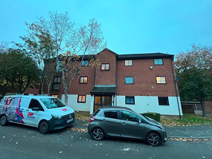 2 Bedroom Flat To Rent In Wheatley Close, Hendon, NW4