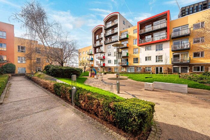 3 Bedroom Flat To Rent In Holly Court, Greenwich Millennium Village, London, SE10