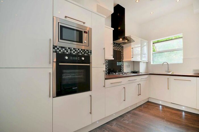 3 Bedroom Flat To Rent In Goldhawk Road, London, Shepherd's Bush, London, W12