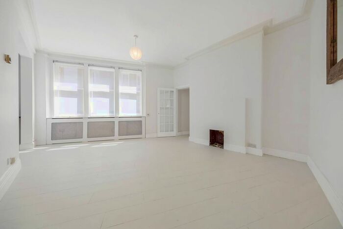 Studio To Rent In St Andrews Road, Barons Court, London, W14