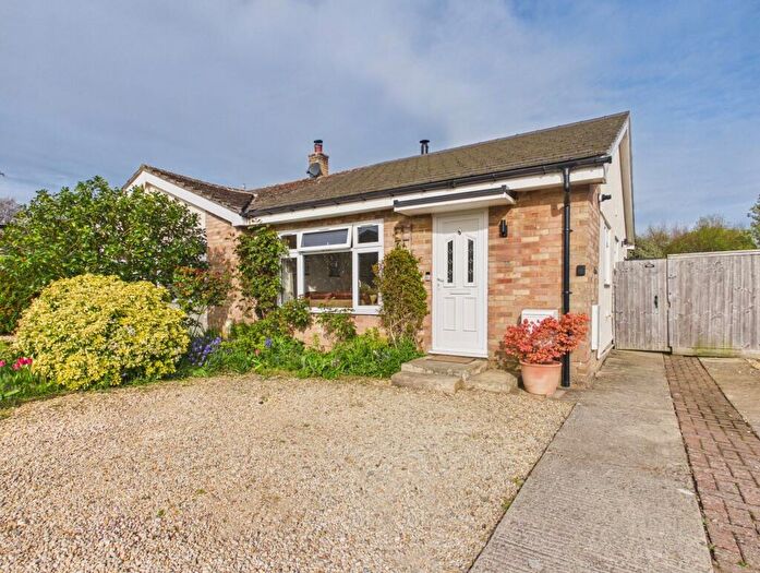 2 Bedroom Bungalow For Sale In Wychwood Drive, Milton-under-Wychwood, OX7