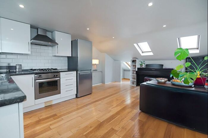 3 Bedroom Flat For Sale In Top Floor Flat, Queenstown Road, Battersea, SW8