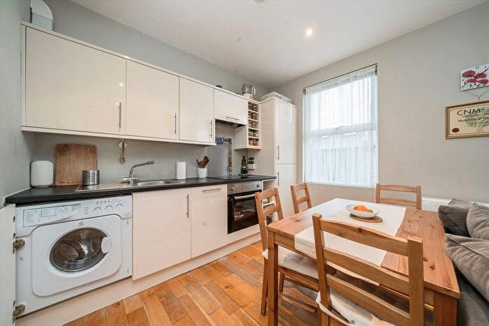 1 Bedroom Flat For Sale In Askew Road, Shepherds Bush, W12
