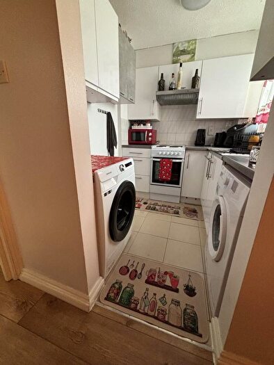 2 Bedroom Flat To Rent In Beresford Gardens, Hounslow, TW4