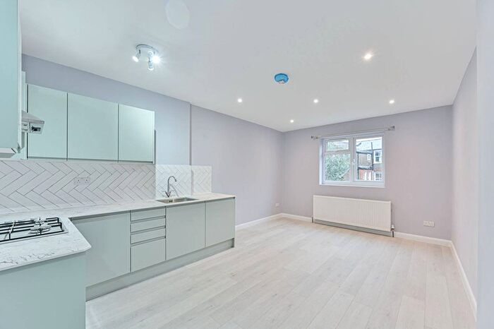 2 Bedroom Flat To Rent In Gilbey Road, Tooting Broadway, London, SW17