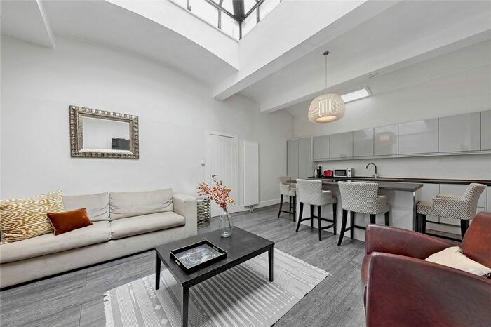 3 Bedroom Flat To Rent In Queen's Gate, South Kensington, London, SW7