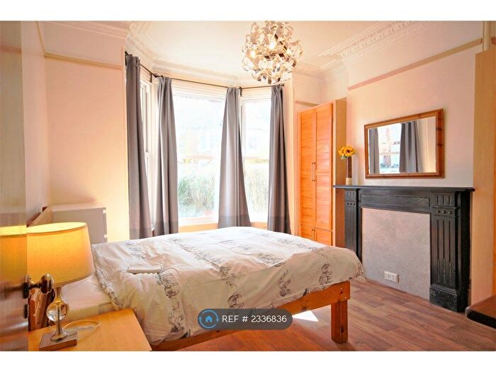 2 Bedroom Flat To Rent In West Hampstead, London, NW6
