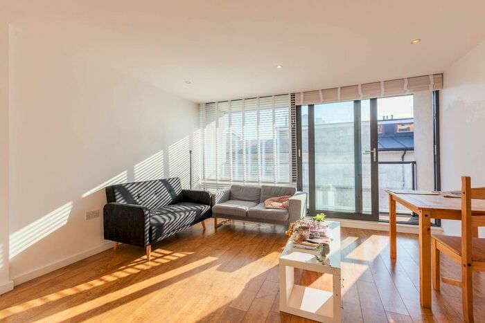 2 Bedroom Flat To Rent In Waterson Street, Hoxton, London, E2