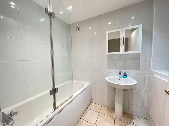 1 Bedroom Flat To Rent In Queens Ride, Barnes, London, SW13