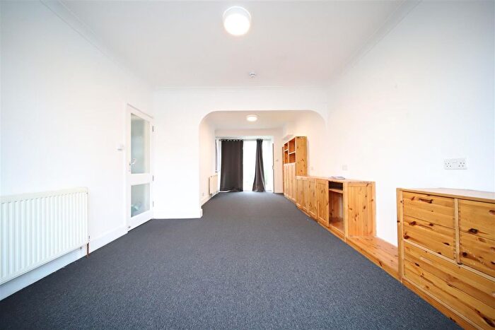 4 Bedroom Property To Rent In Buckingham Close, Enfield, EN1