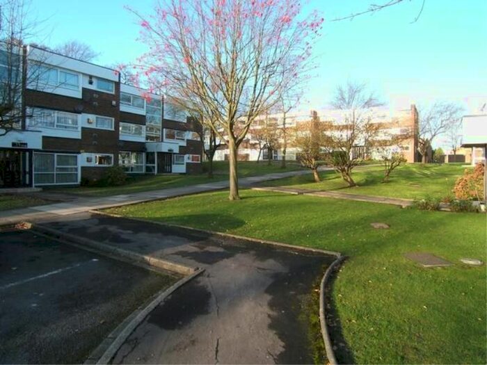 2 Bedroom Flat To Rent In The Moorlands, Leeds, LS17