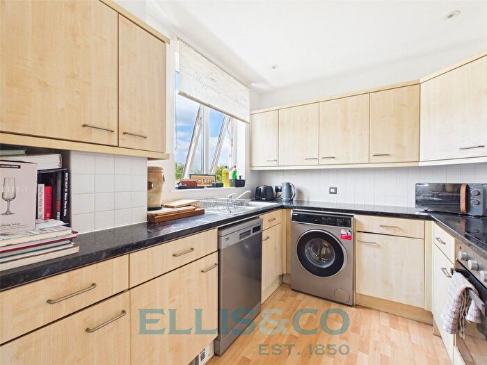 2 Bedroom Flat To Rent In The Slade, Tonbridge, Kent, TN9