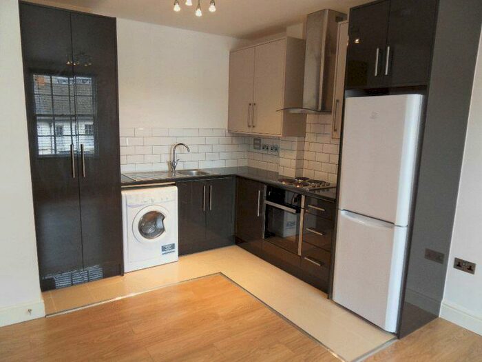 2 Bedroom Apartment To Rent In The Crescent, Bedford, MK40