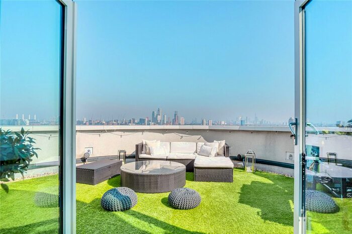 2 Bedroom Flat To Rent In St. Luke's Avenue, Clapham North, SW4