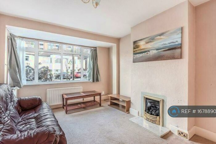 3 Bedroom Semi-Detached House To Rent In Ravensbourne Road, Bromley South, BR1