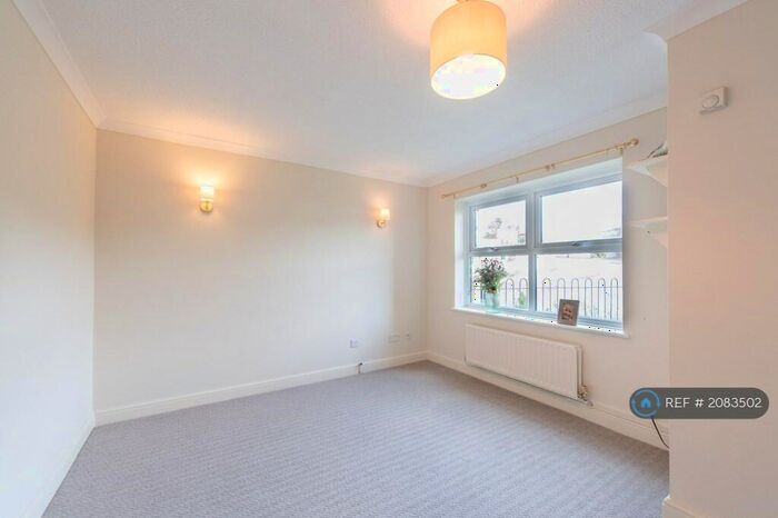 2 Bedroom Flat To Rent In Anvil Court, Dursley, GL11