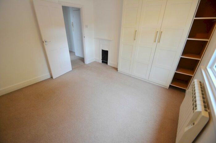 1 Bedroom Flat To Rent In High Street, Tadworth, KT20
