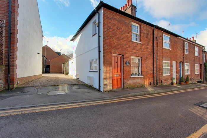 2 Bedroom Cottage To Rent In Henry Street, Tring, HP23