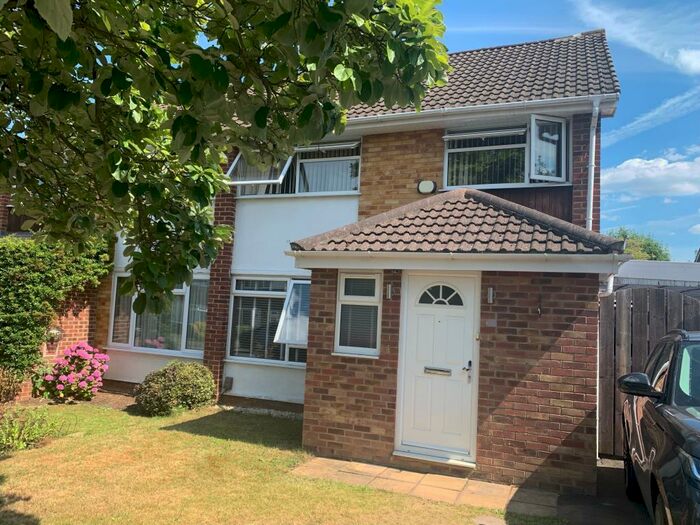 4 Bedroom Semi-Detached House To Rent In Maidenhead, Berkshire, SL6