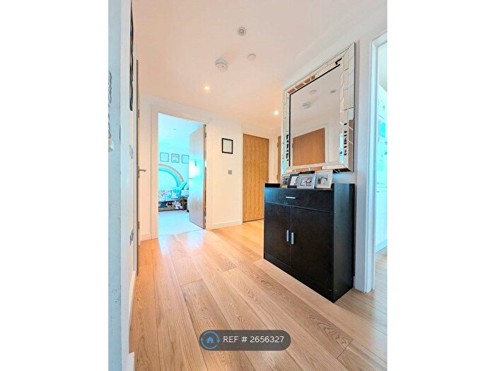 2 Bedroom Flat To Rent In Railway Terrace, Slough, SL2