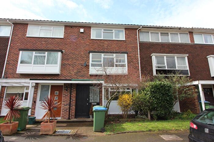 2 Bedroom Maisonette To Rent In Carlyle Close, West Molesey, KT8