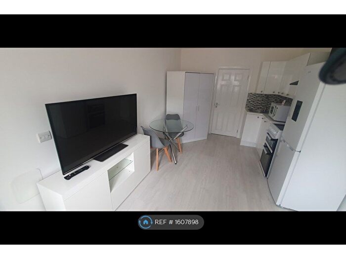 Studio To Rent In The Woodlands, London, N14