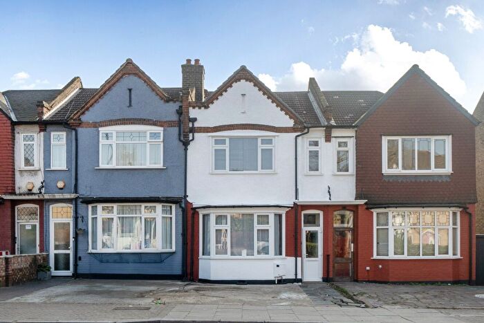 4 Bedroom Detached House For Sale In Brownhill Road, Catford, London, SE6