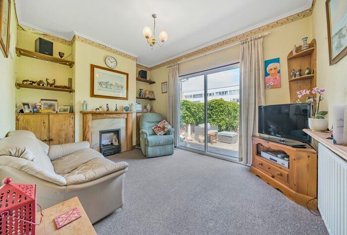 2 Bedroom Bungalow For Sale In Hammond Ave, Mitcham, Surrey, CR4