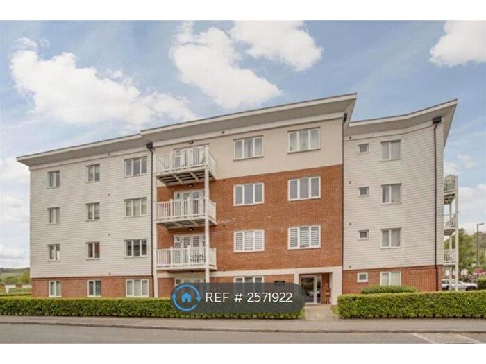 2 Bedroom Flat To Rent In Chequers Avenue, High Wycombe, HP11